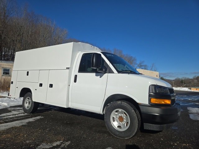 2025 Chevrolet Express Base's photo