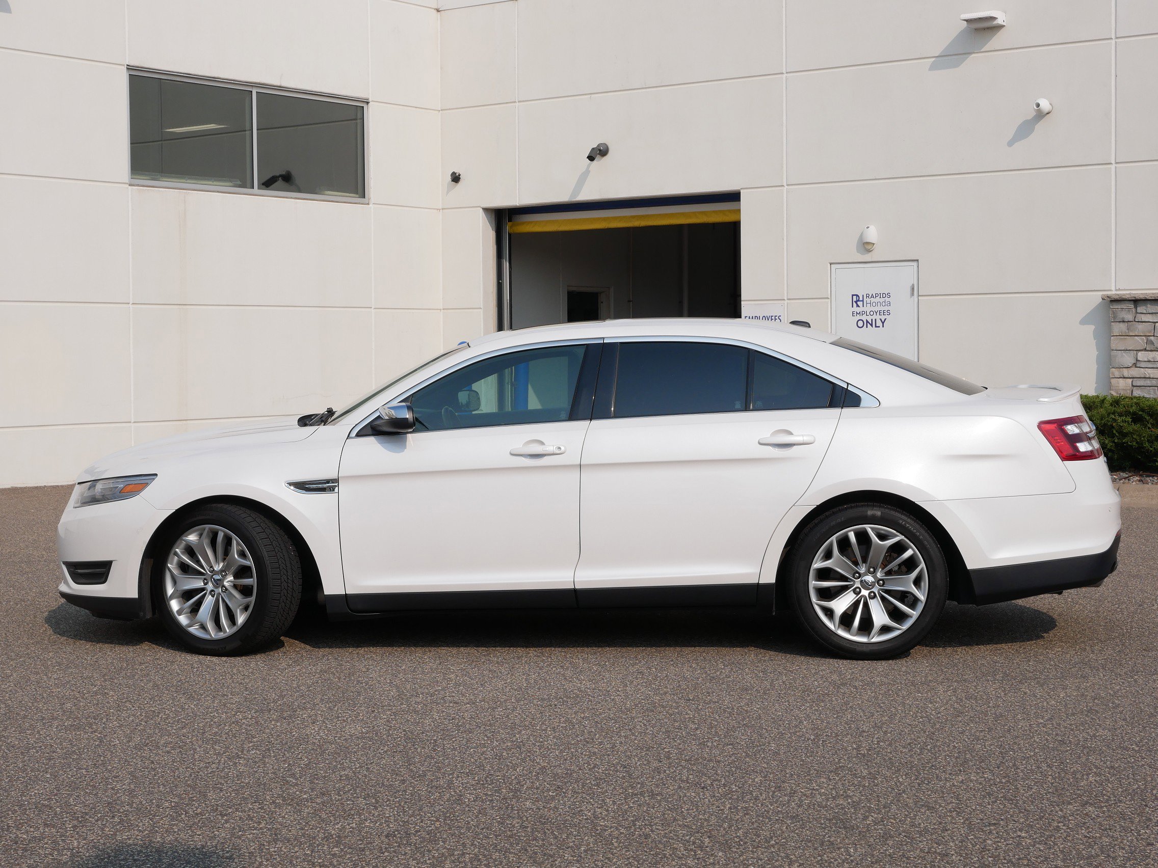 Used 2014 Ford Taurus Limited with VIN 1FAHP2F86EG113513 for sale in Coon Rapids, Minnesota
