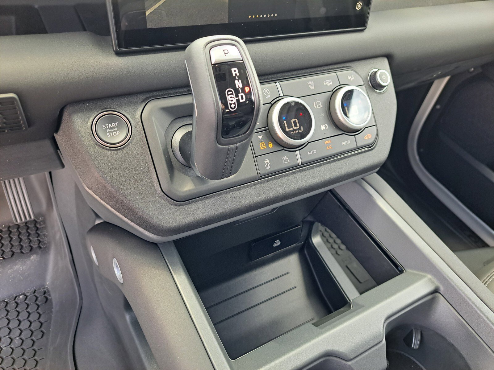 2025 Land Rover Defender 110 S photo 13
