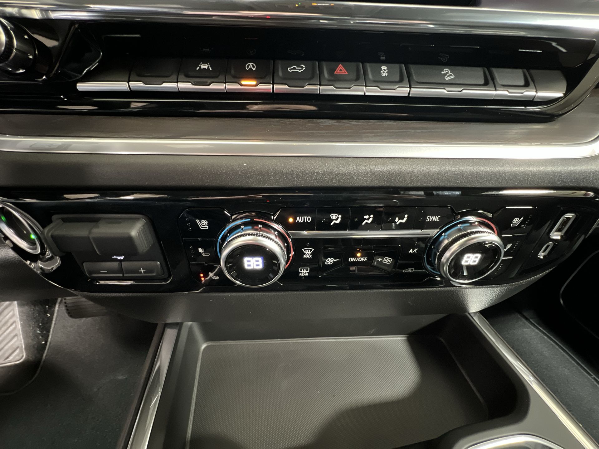 New 2025 White Frost Tricoat GMC SLT image 70