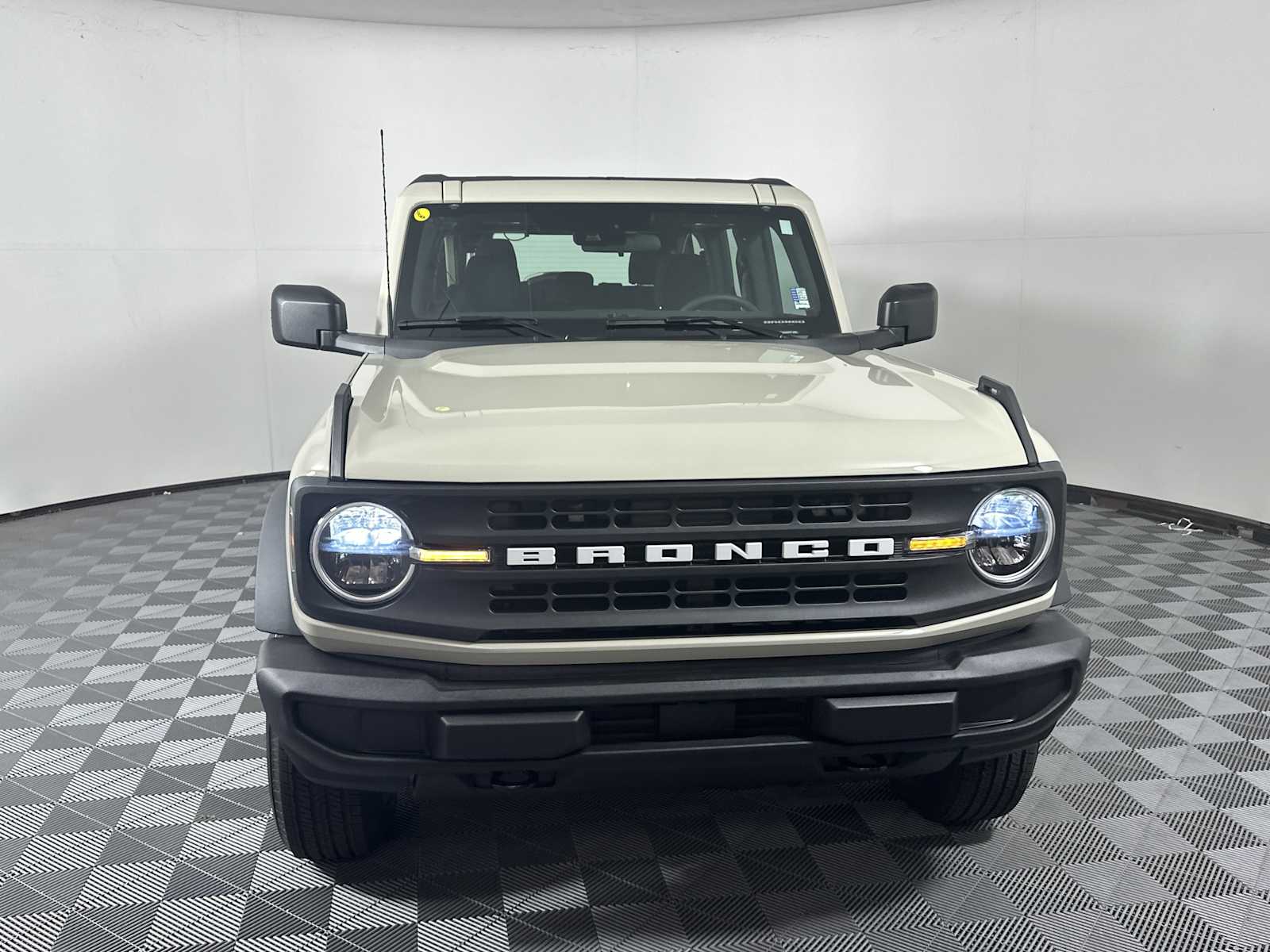 2025 Ford Bronco Base photo 2