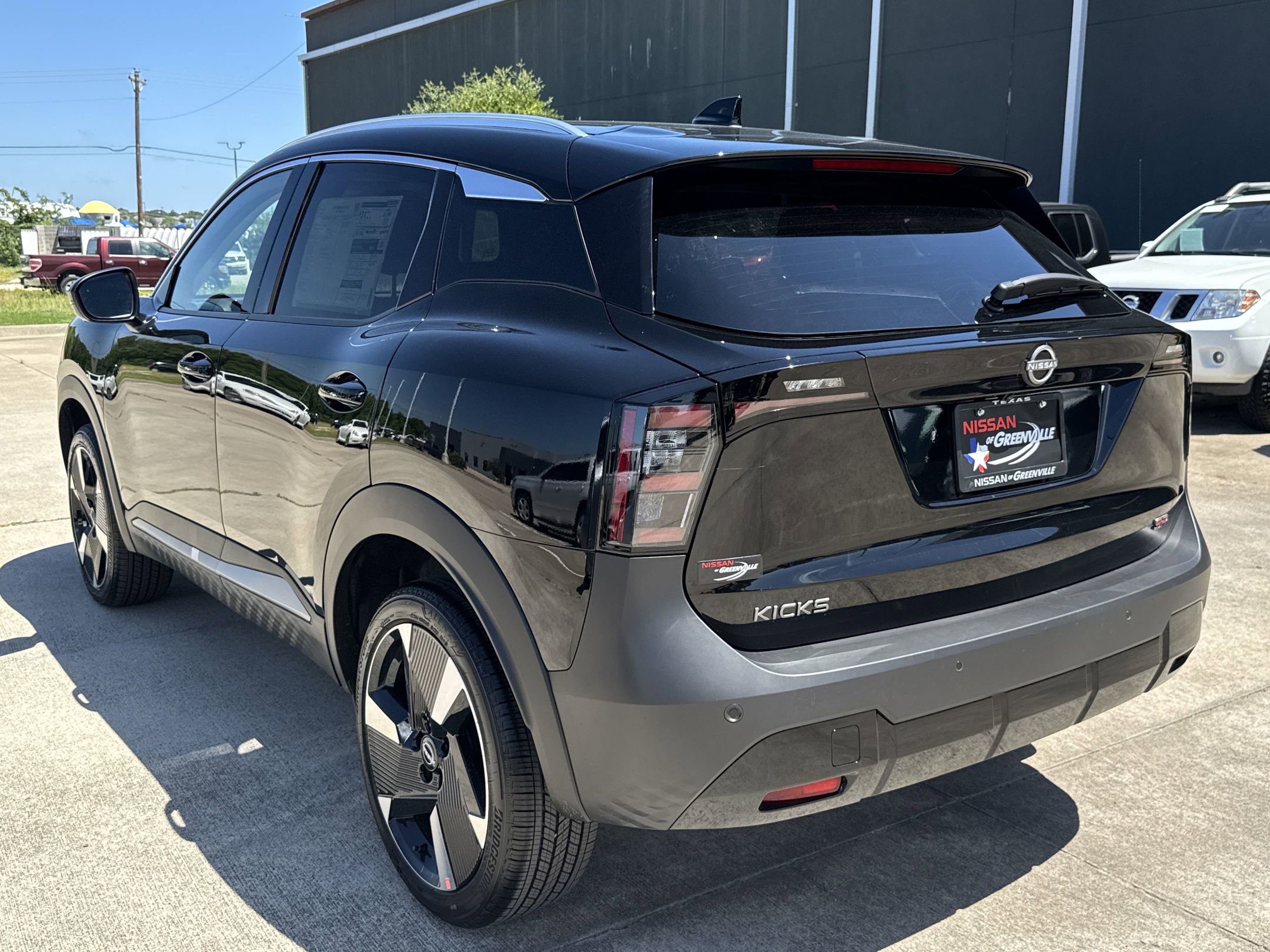2025 Nissan Kicks SR photo 3