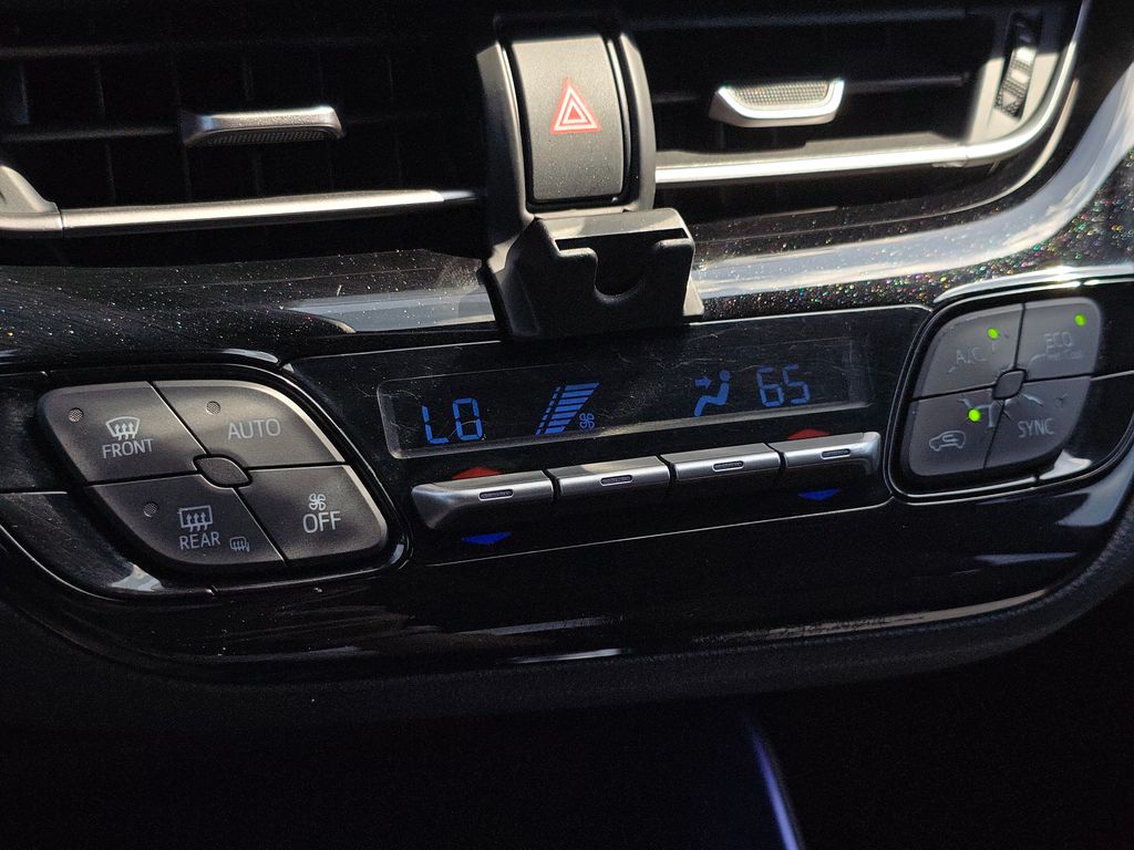 2019 Toyota C-HR XLE photo 31