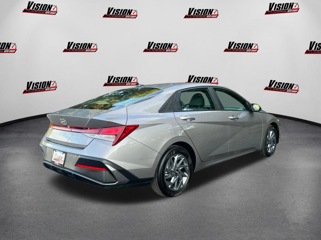 2024 Hyundai Elantra SEL photo 5