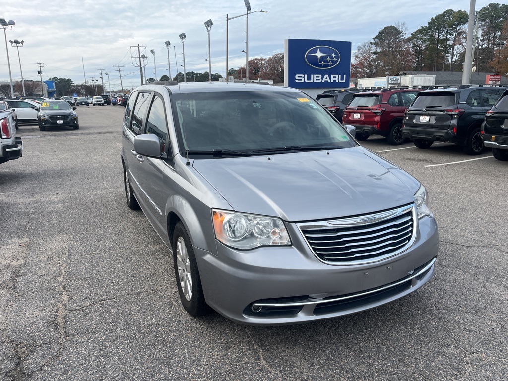 2016 Chrysler Town & Country Touring photo 2