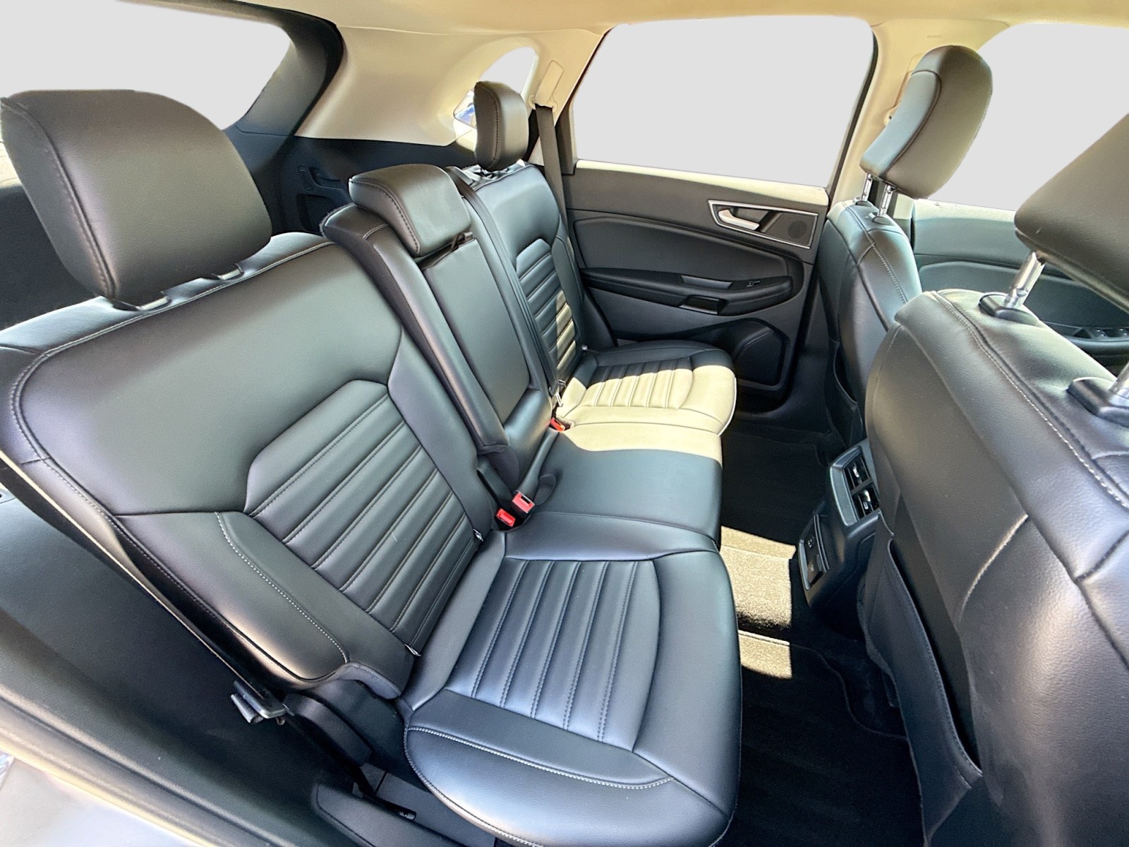 2022 Ford Edge SEL photo 25