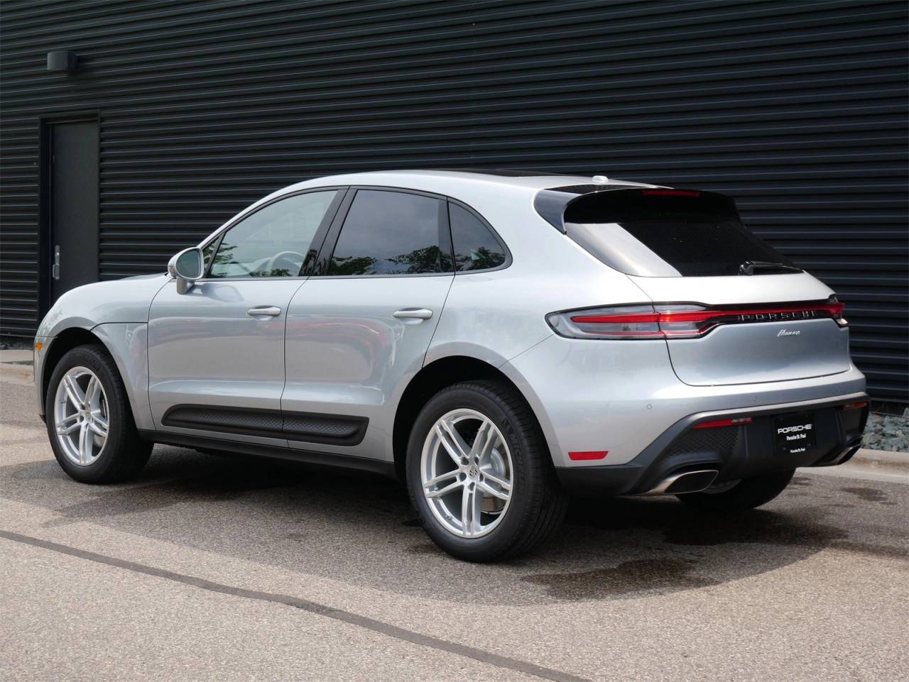 2025 Porsche Macan Base photo 3