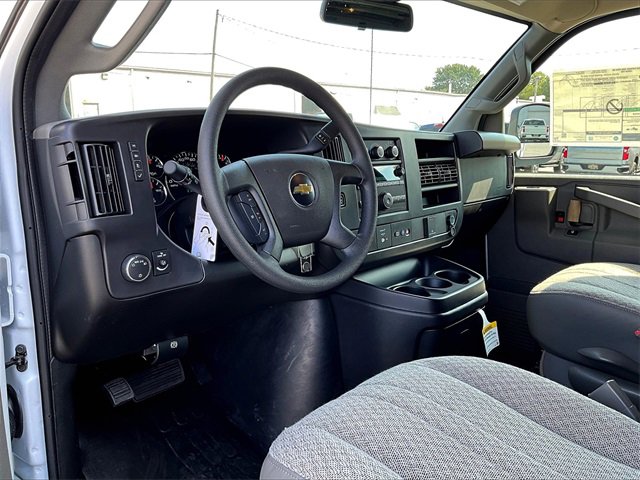 2025 Chevrolet Express Cargo 3500 photo 8