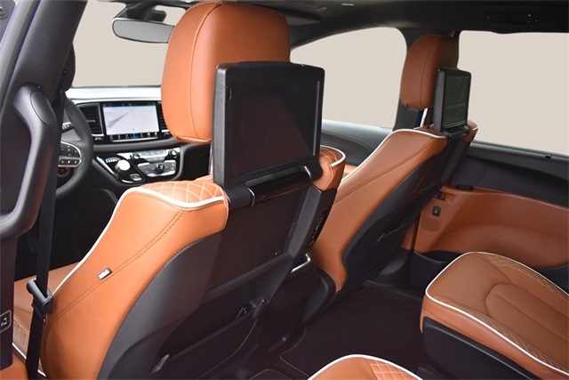 2025 Chrysler Pacifica Pinnacle photo 14