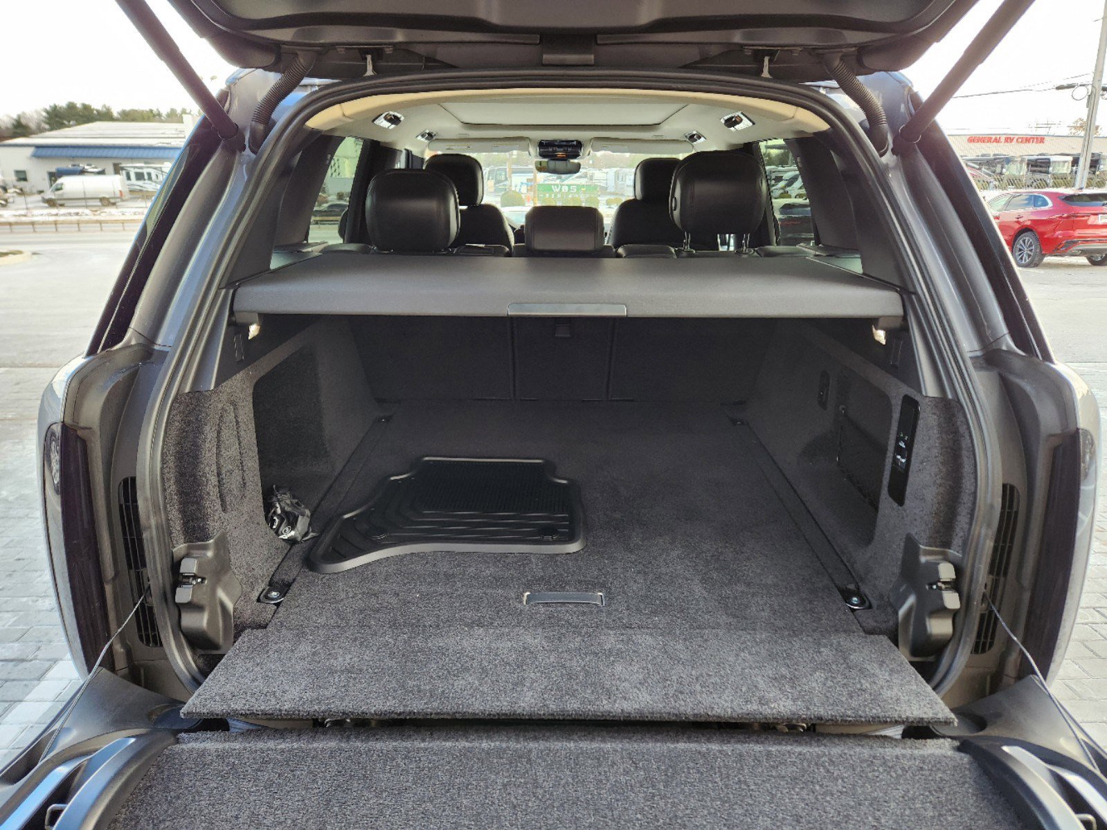 2023 Land Rover Range Rover SE photo 2