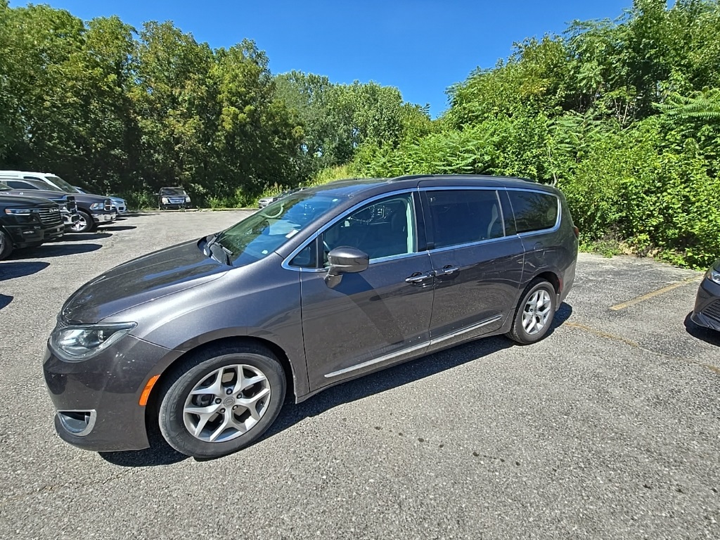 Used 2017 Chrysler Pacifica Touring-L with VIN 2C4RC1BG1HR805019 for sale in Kansas City