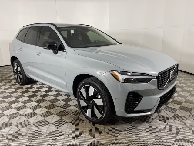 2025 Volvo XC60 T8 Plus photo 2
