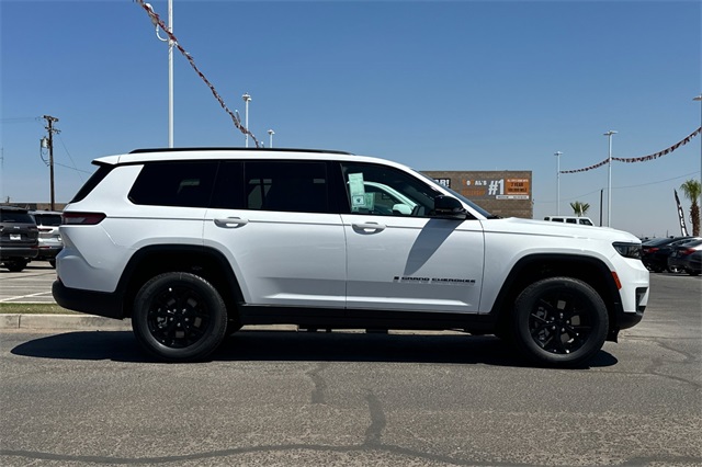 2025 Jeep Grand Cherokee Altitude photo 2