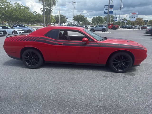 2016 Dodge Challenger SXT photo 2
