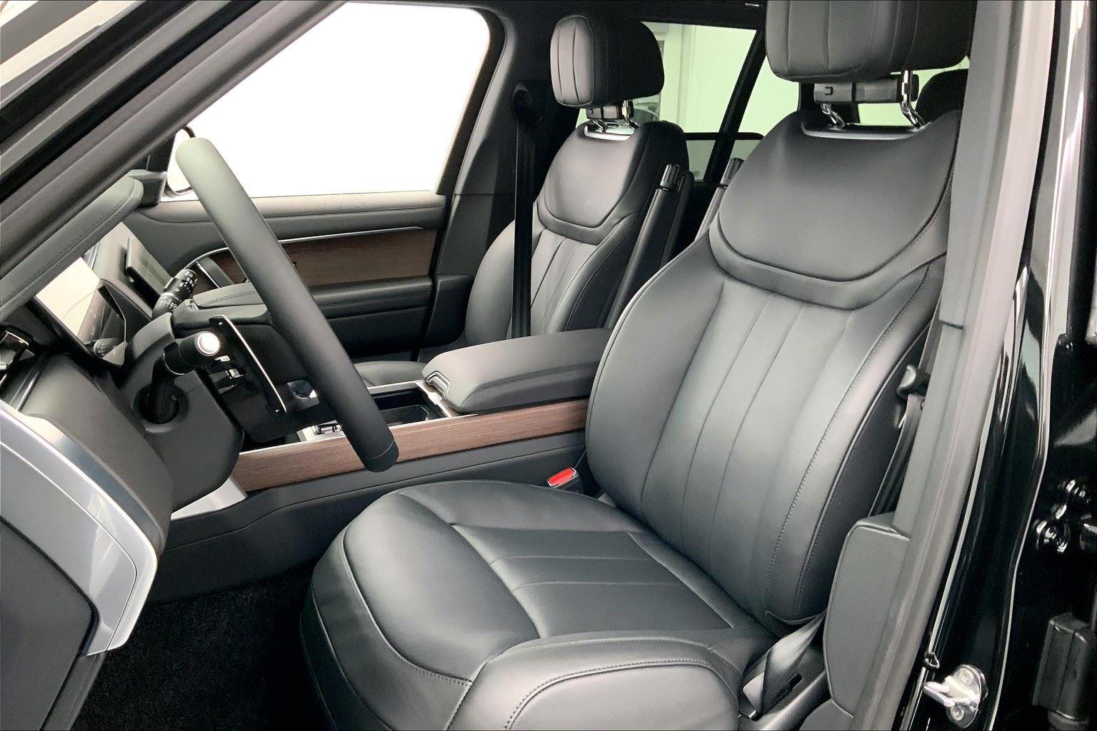 2025 Land Rover Range Rover SE photo 4