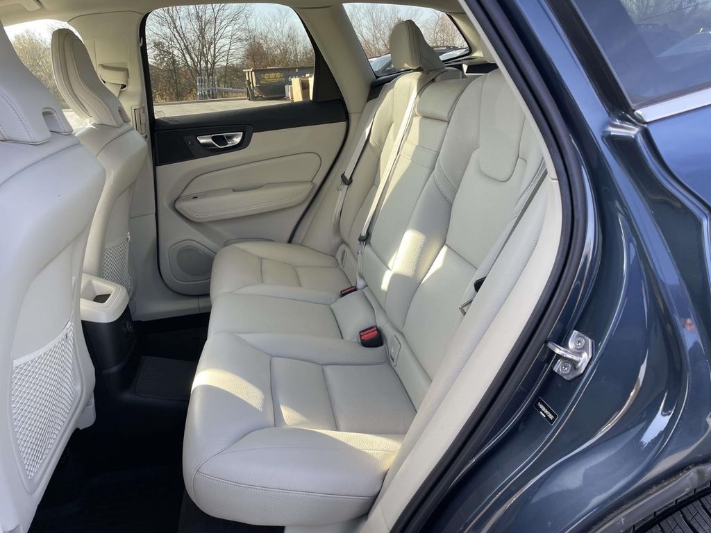 2021 Volvo XC60 T8 Inscription Expression photo 3
