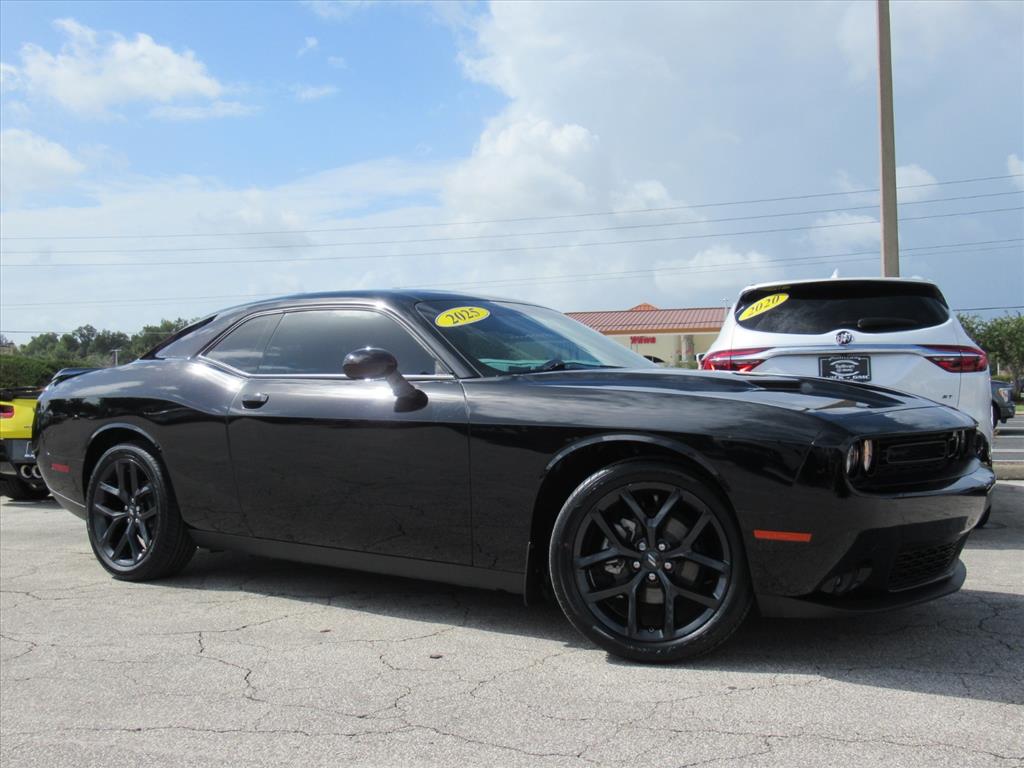 2022 Dodge Challenger SXT photo 2