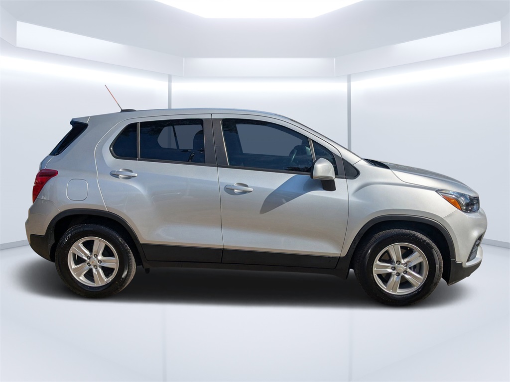 2021 Chevrolet Trax LS photo 2