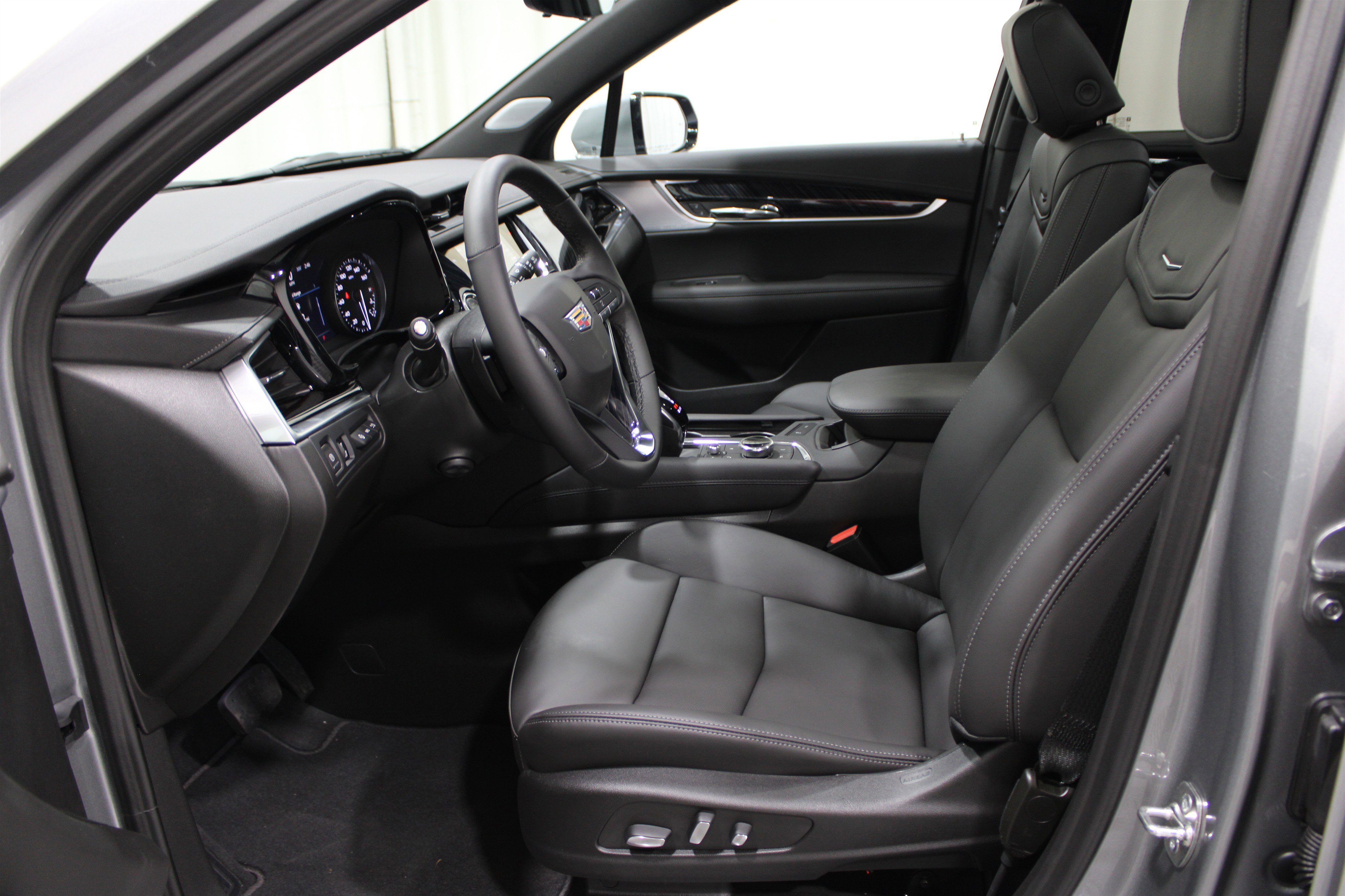 2025 Cadillac XT6 Premium Luxury photo 3