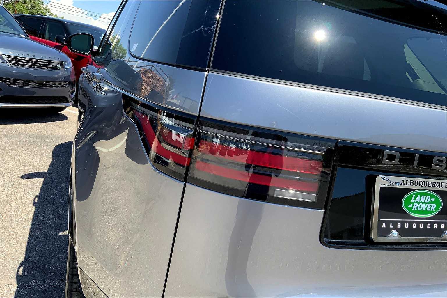 2025 Land Rover Discovery SE photo 14
