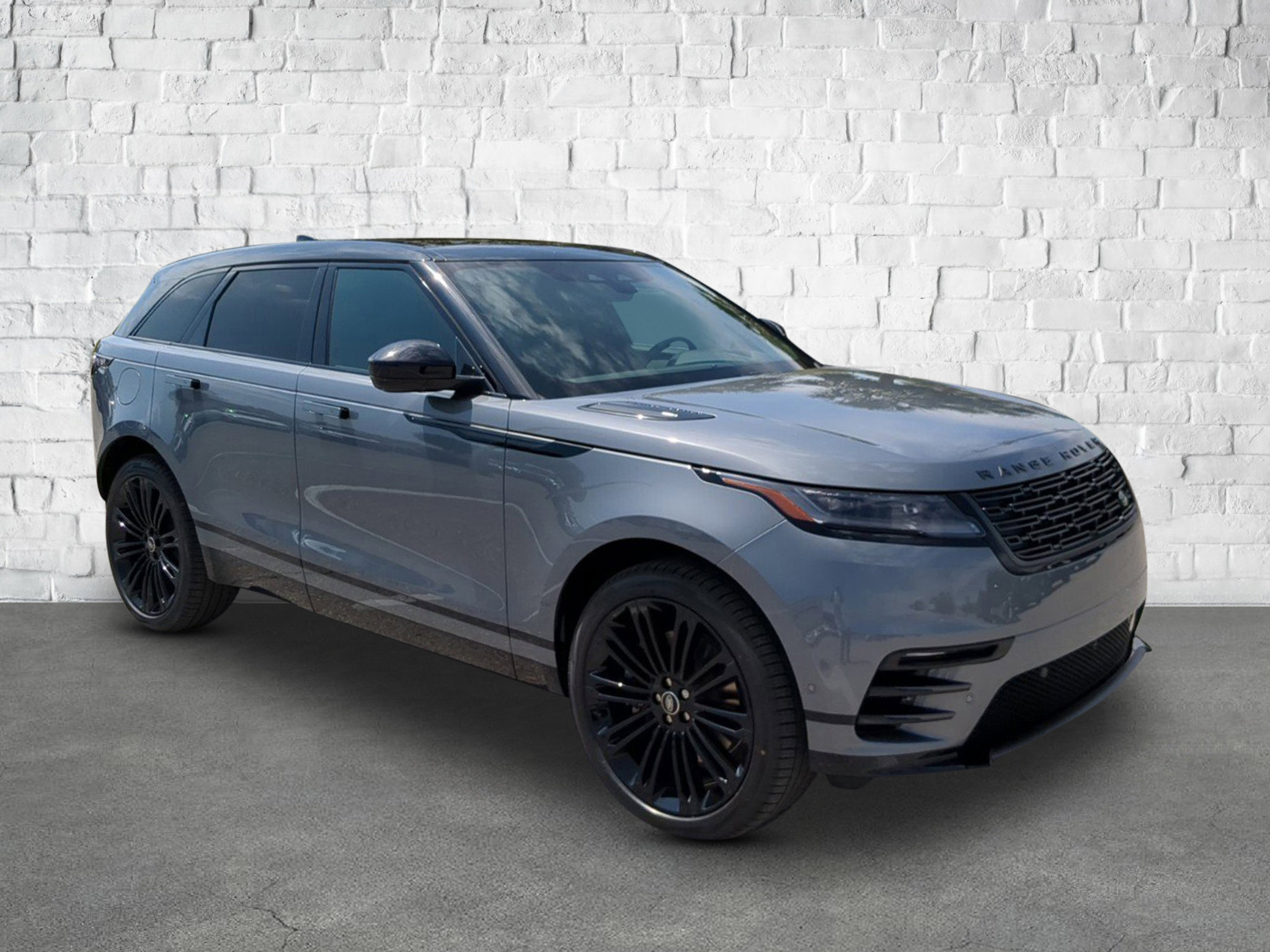 2026 Land Rover Range Rover Velar SE photo 4