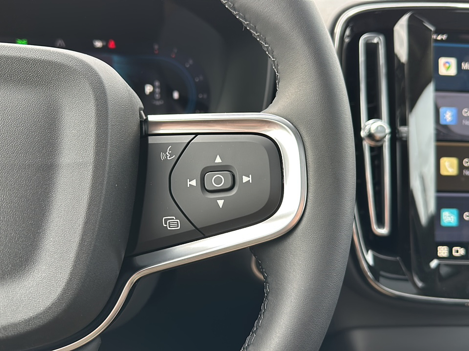 2025 Volvo XC40 AWD Plus photo 13