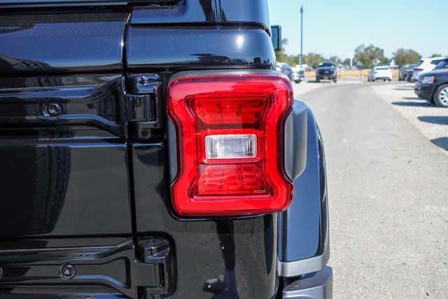 2025 Jeep Wrangler Sahara photo 4
