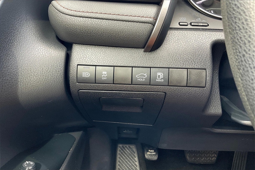 2019 Toyota Camry LE photo 32