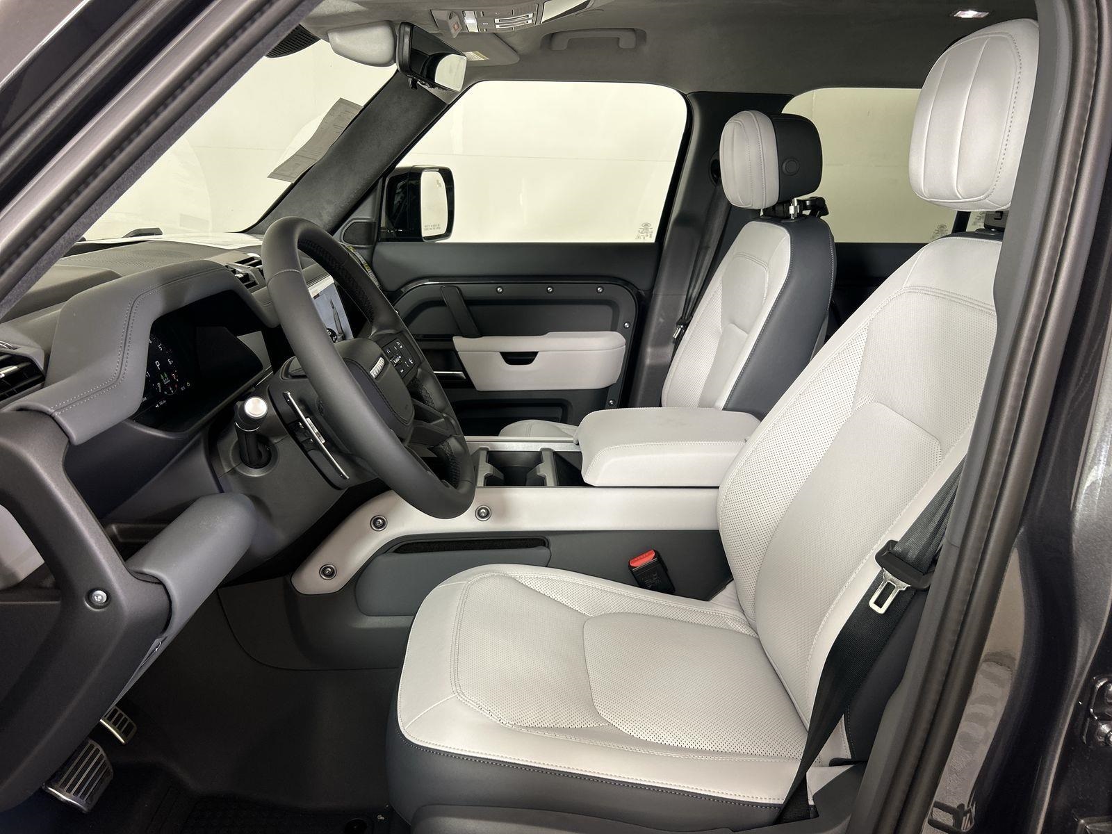 2025 Land Rover Defender 130 V8 photo 23