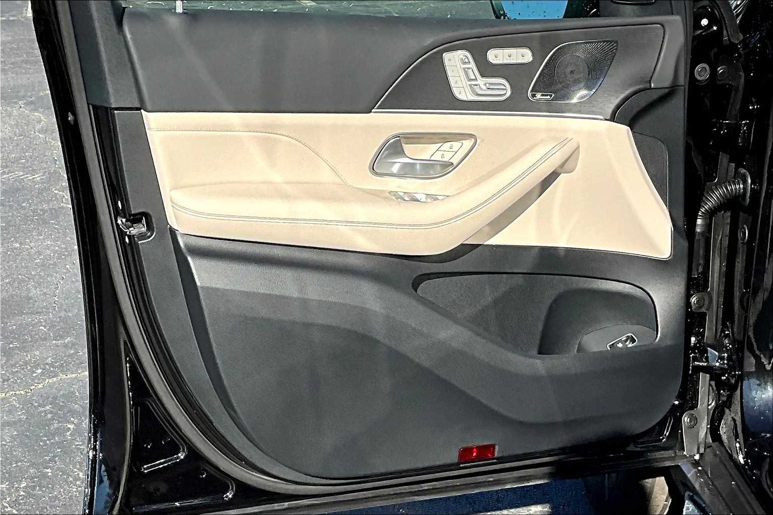 2025 Mercedes Benz GLS 450 4MATIC photo 9