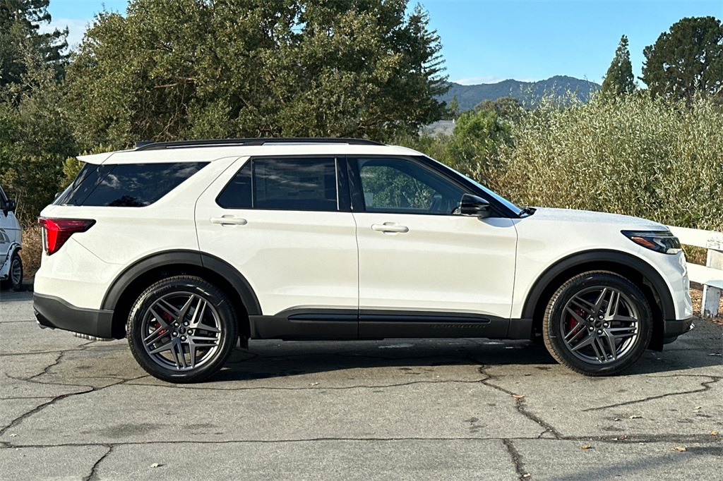 2025 Ford Explorer ST photo 3