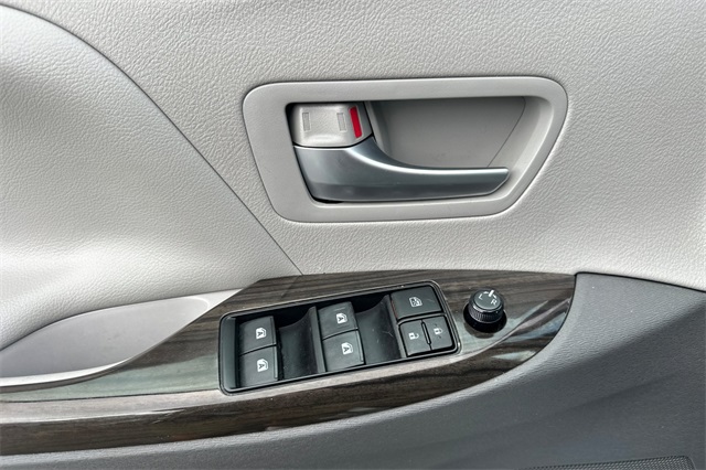 2018 Toyota Sienna XLE photo 11
