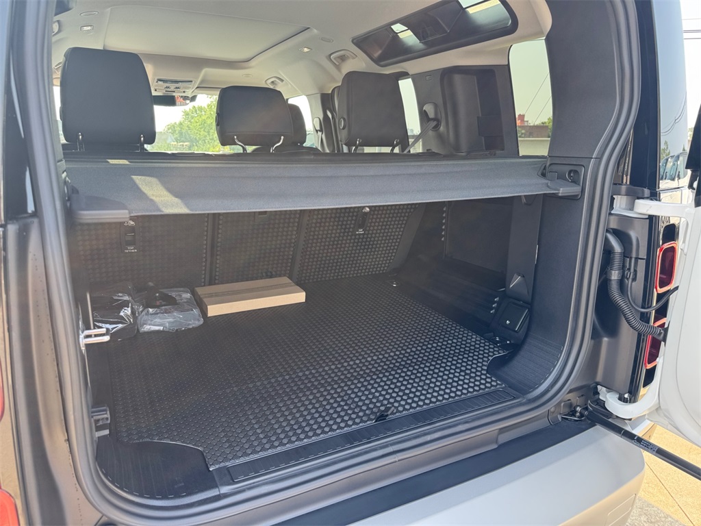 2025 Land Rover Defender 110 S photo 17