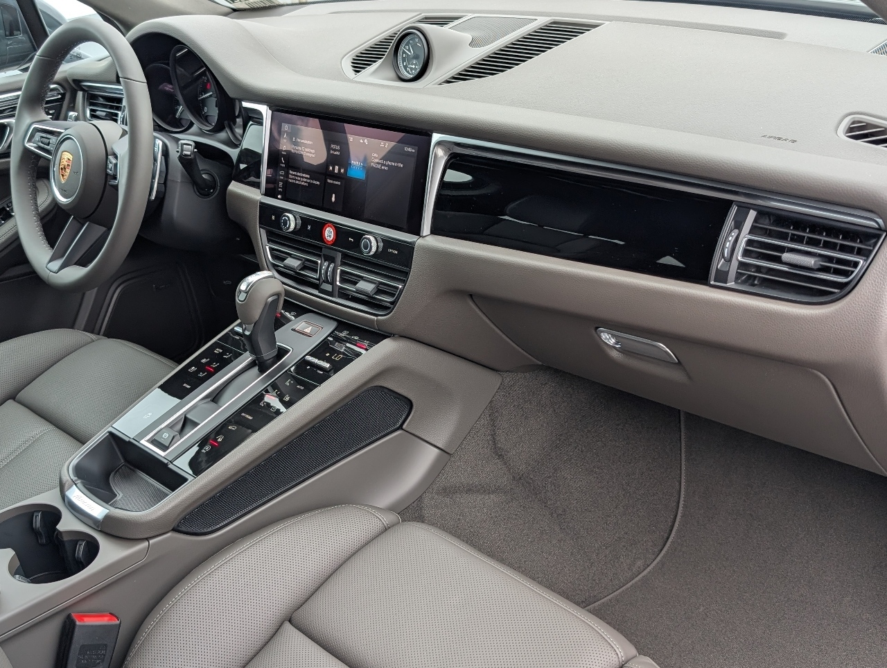 2025 Porsche Macan T photo 12