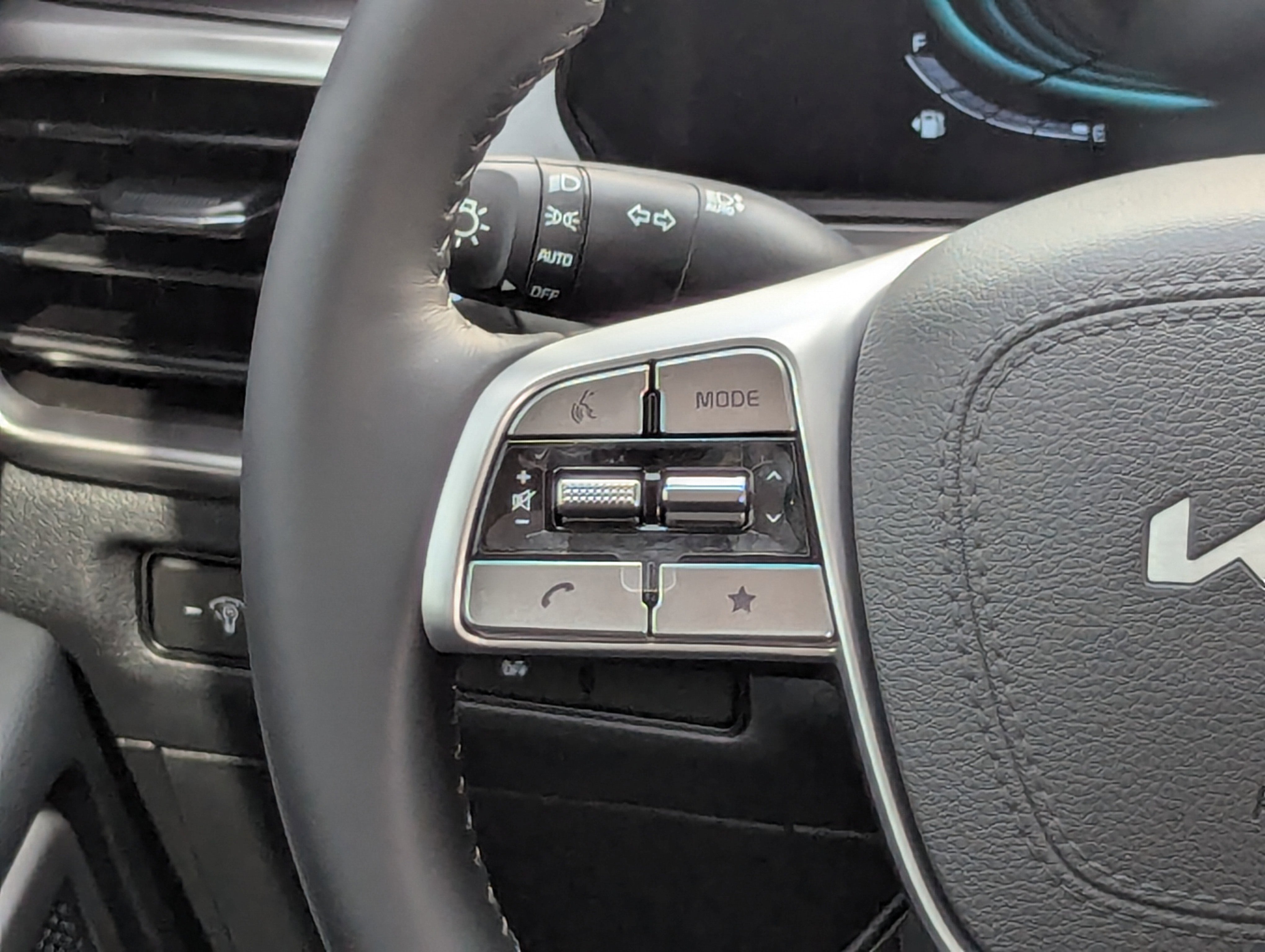 2025 Kia Telluride LX photo 4