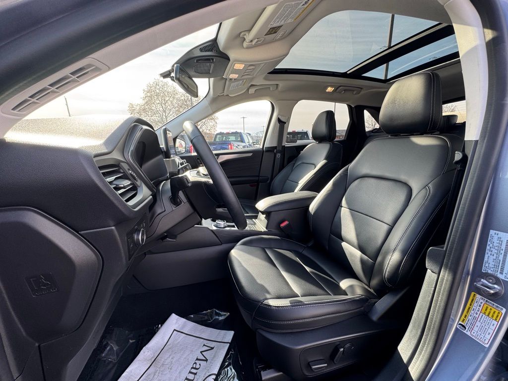 2022 Ford Escape Titanium photo 2