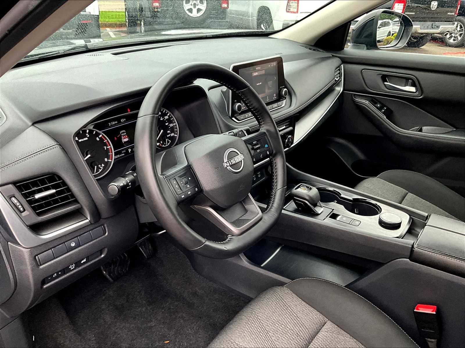 2025 Nissan Rogue SV photo 8