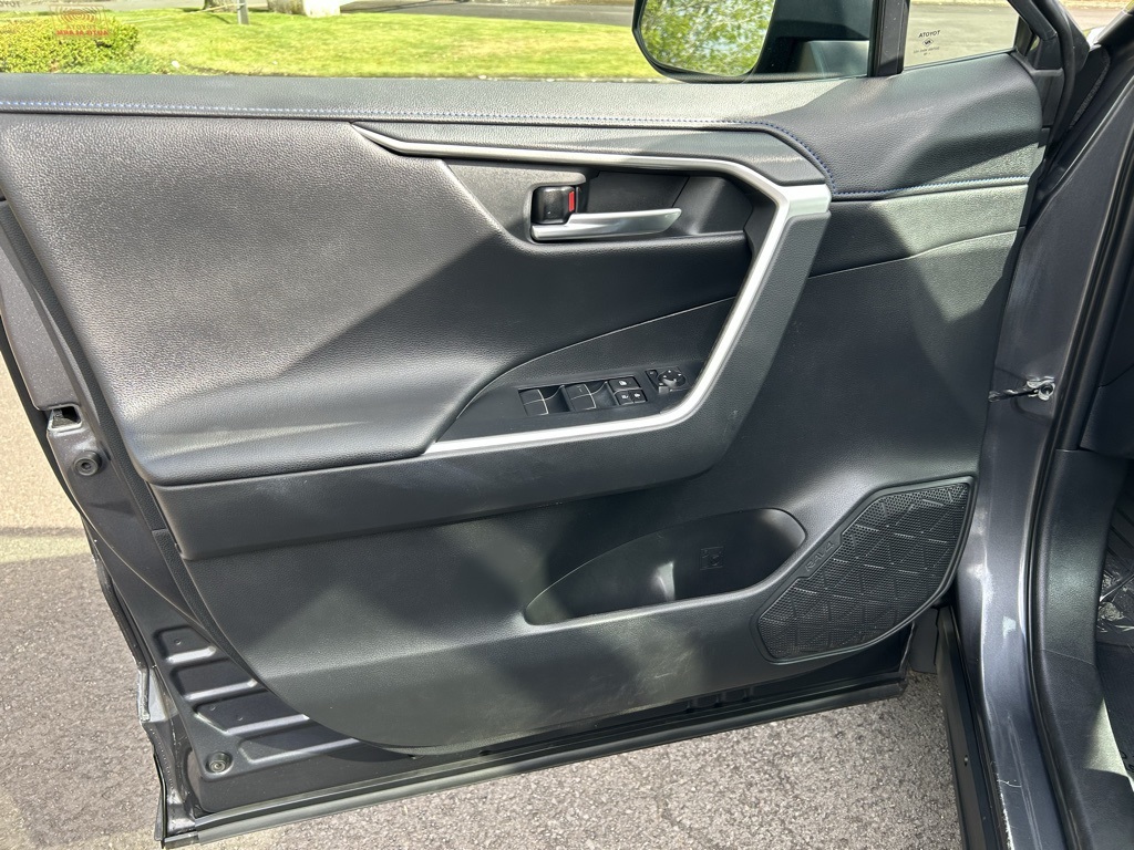 2020 Toyota RAV4 Hybrid XSE photo 10