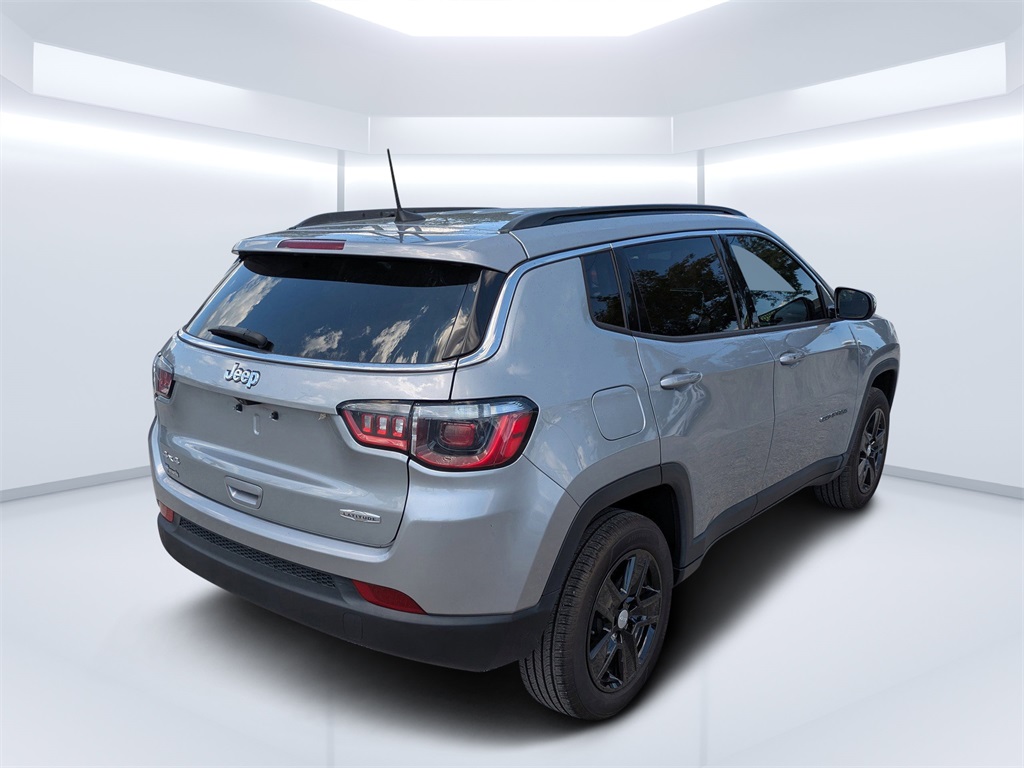 2022 Jeep Compass Latitude photo 2