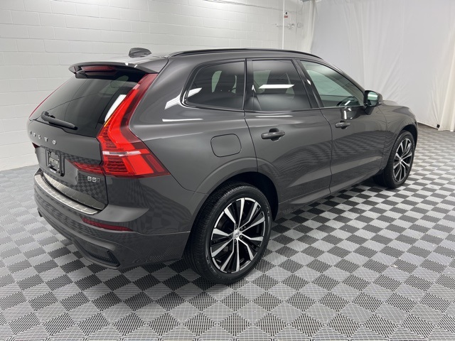 2023 Volvo XC60 B5 Plus photo 6