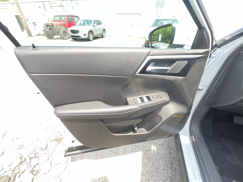 2025 Mitsubishi Outlander SE photo 13