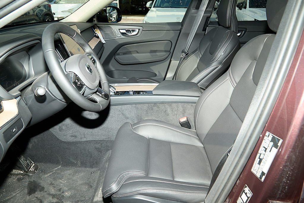 2026 VOLVO XC60 - Image 13