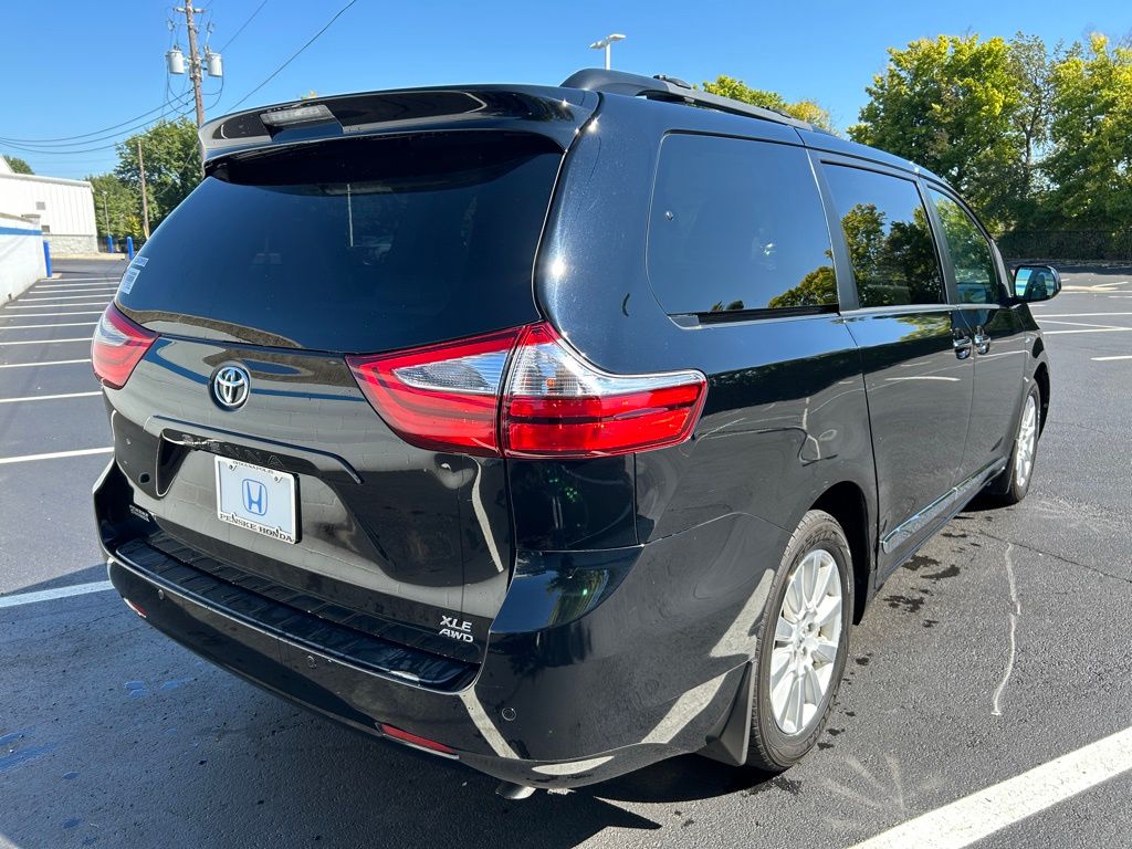 2017 Toyota Sienna XLE photo 4