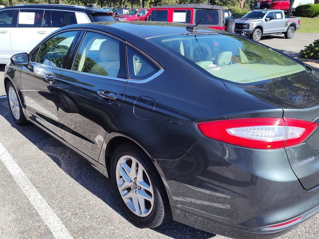 2015 Ford Fusion SE photo 2