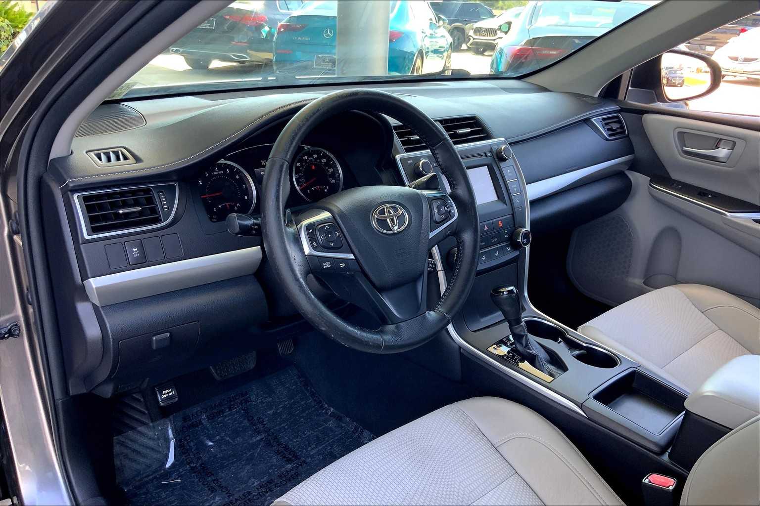 2017 Toyota Camry SE photo 14