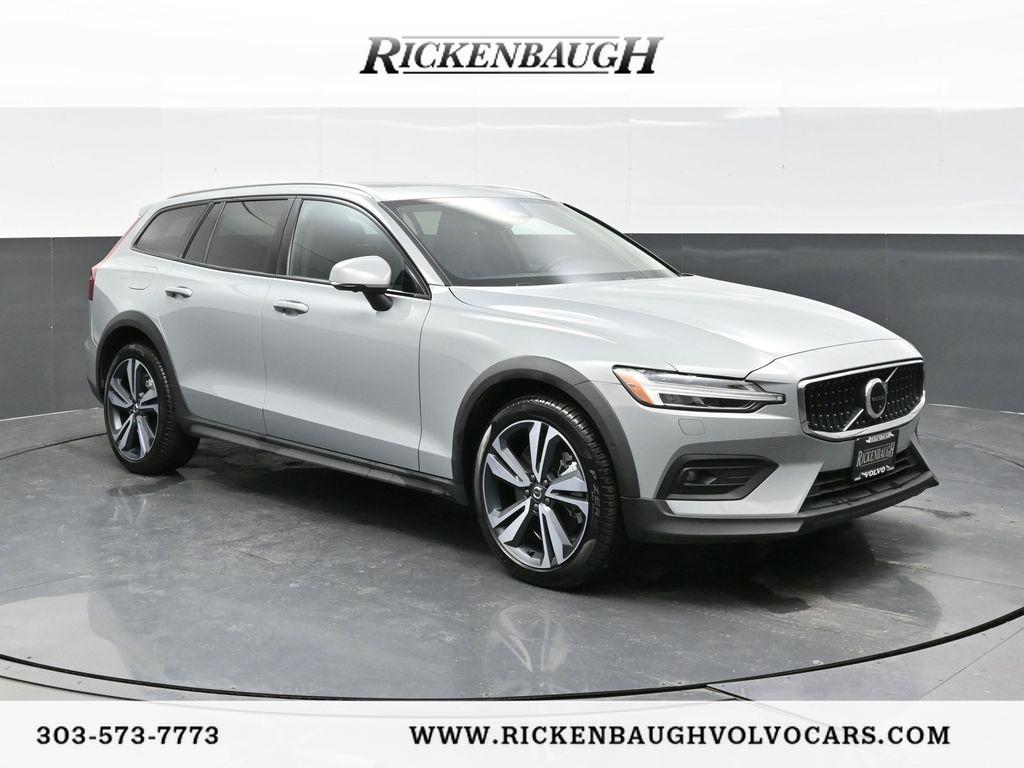 2025 Volvo V60 Cross Country Plus's photo