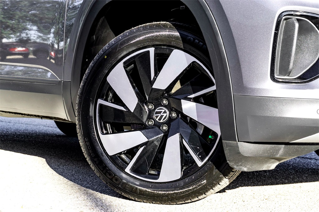 2024 Volkswagen Atlas Cross Sport SE Technology photo 2