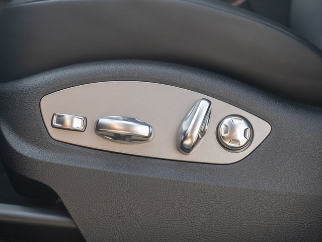 2026 Porsche Macan T photo 20