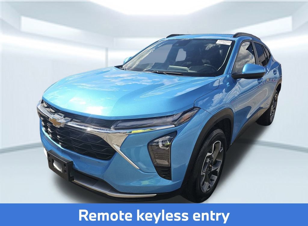 2025 Chevrolet Trax LT photo 2