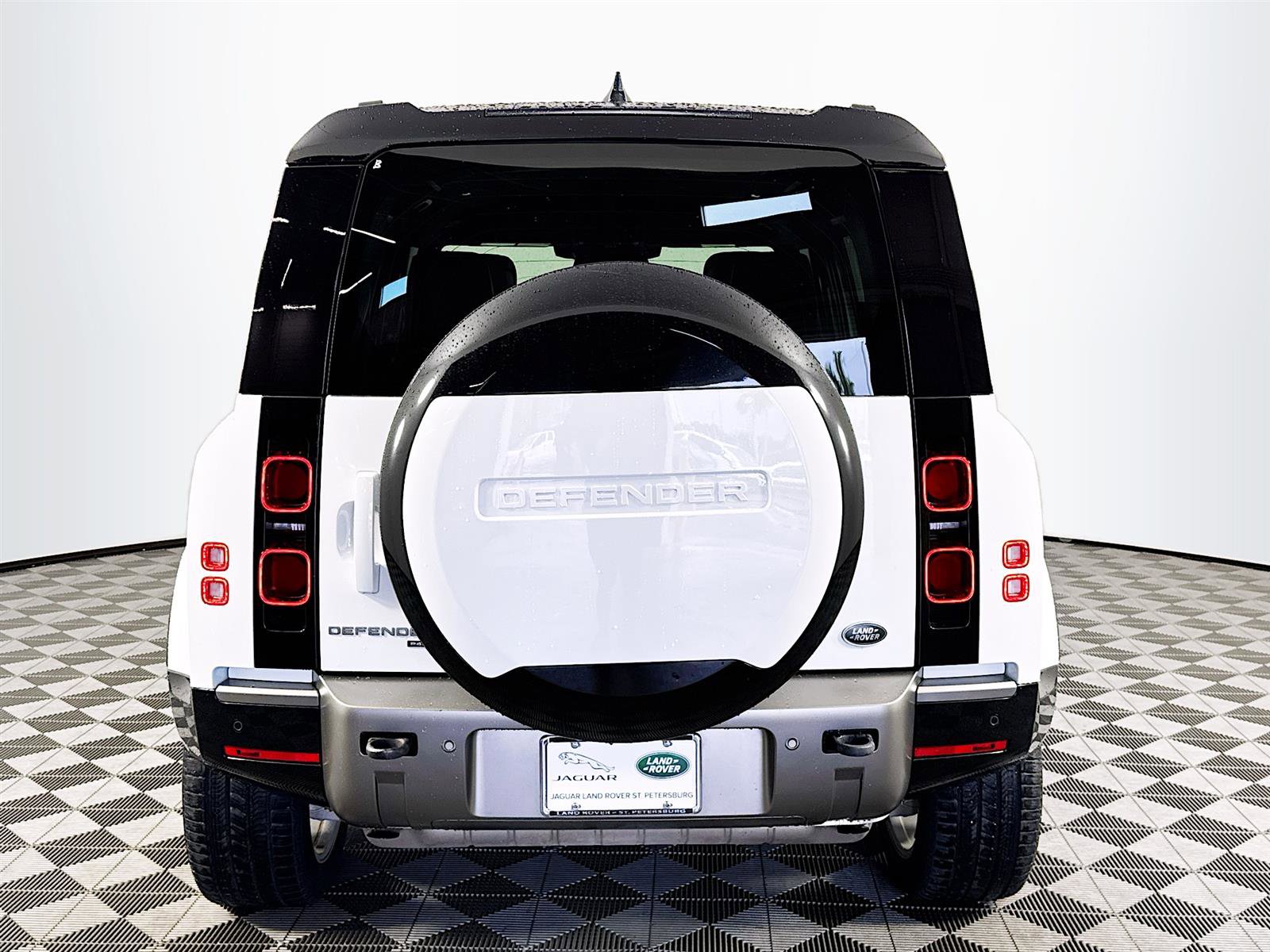 2023 Land Rover Defender 110 X-Dynamic SE photo 4